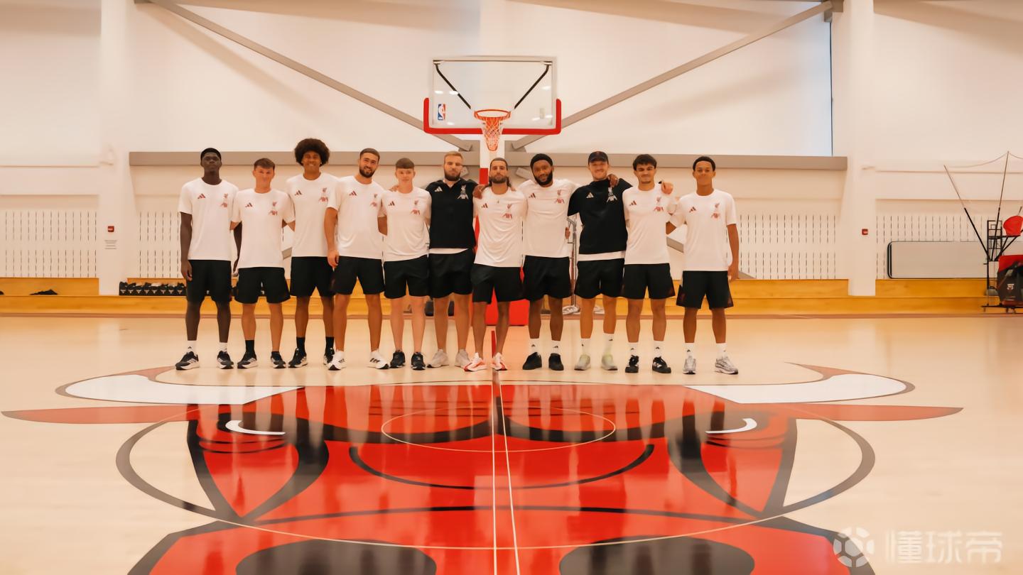 利物浦造访芝加哥公牛主场，并获赠纪念球衣